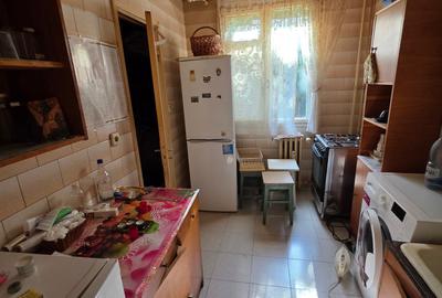 Apartament cu 3 camere decomandat în Drumul Taberei