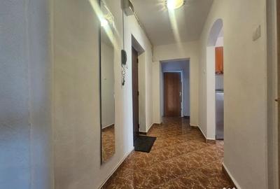 Apartament cu 3 camere decomandat în Victoriei