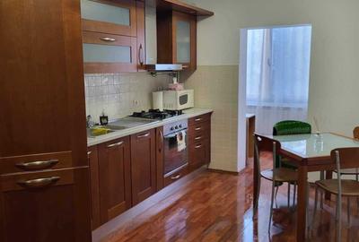 Apartament cu 3 camere în Decebal