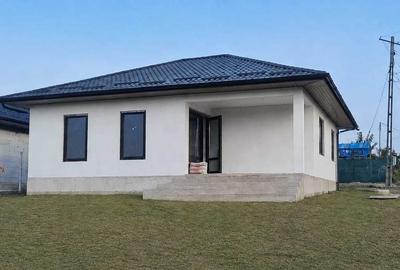 Casă cu 3 camere în Sârca