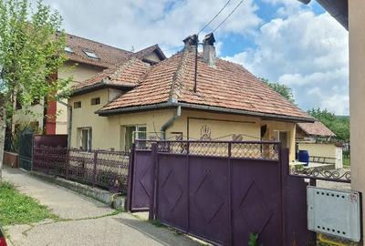 Casă cu Teren 900 Mp în Central