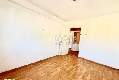 Apartament cu 3 camere semidecomandat în Milcov