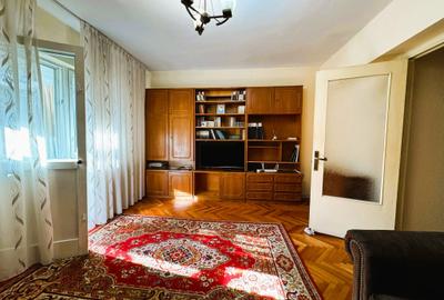 Apartament cu 3 camere decomandat în Podul de Fier
