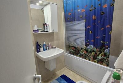 Apartament cu 3 camere decomandat în Roșu