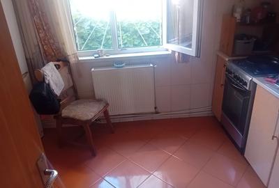 Apartament cu 3 camere decomandat în Mărăței