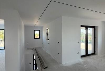 Casă cu 4 camere cu Teren 360 Mp în Umbrărești