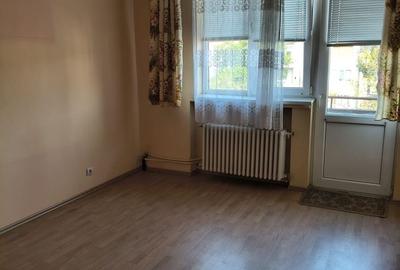 Apartament cu 3 camere semidecomandat, mobilat în Rogerius