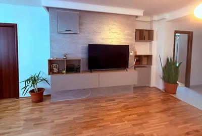 Apartament cu 4 camere semidecomandat, mobilat în Băneasa