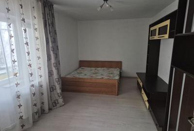 Apartament cu 3 camere semidecomandat în Craiovița Nouă