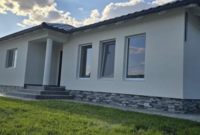 Casă cu 4 camere în Parța