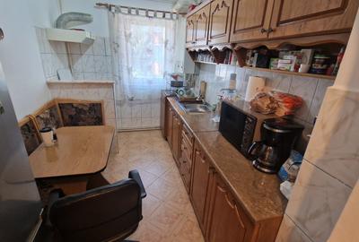 Apartament cu 3 camere semidecomandat în Tractorul - 4
