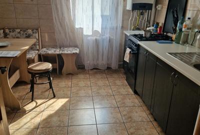 Apartament cu 3 camere semidecomandat în Central - 1