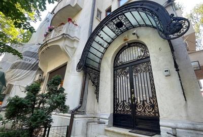 Apartament cu 5 camere semidecomandat, mobilat în Capitale