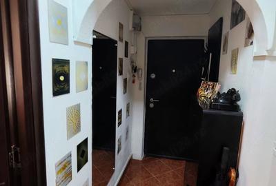 Apartament cu 2 camere semidecomandat în Tei