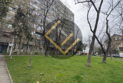 Apartament cu 3 camere semidecomandat în Obor