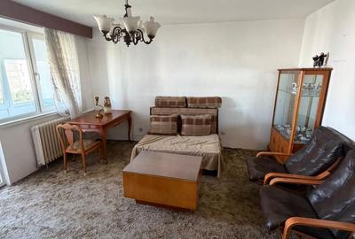 Apartament cu 3 camere semidecomandat, mobilat în Tineretului