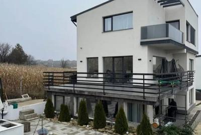 Casă individuală cu 4 camere cu Piscina în Moara