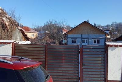 Casă cu 4 camere cu Teren 380 Mp în Piscu