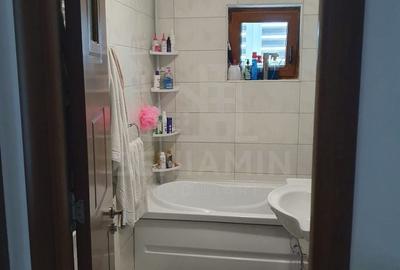 Apartament cu 4 camere decomandat în Noua