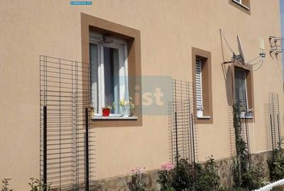 Casă cu 6 camere cu Canalizare în Central