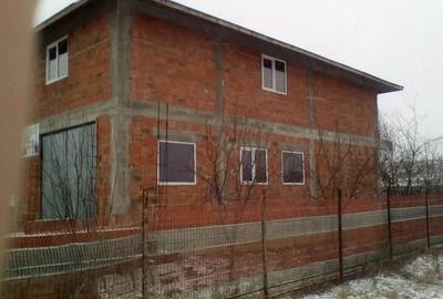 Casă cu 5 camere cu Teren 2500 Mp în Mârzănești