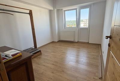 Apartament cu 3 camere decomandat în Câmpina