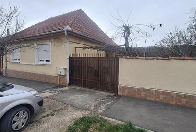 Casă individuală cu 4 camere cu Canalizare în Exterior Est - 1