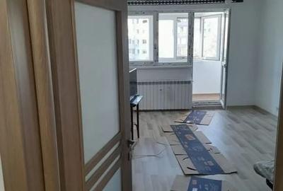 Apartament cu 3 camere decomandat în Titan