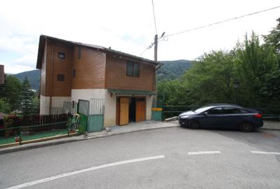 Casă individuală cu 8 camere cu Canalizare în Central - 2