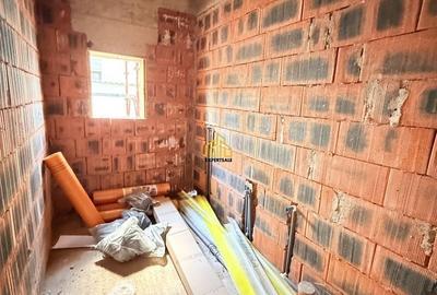 Casă cu 4 camere cu Teren 250 Mp în Central
