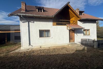 Casă individuală cu 4 camere cu Teren 1315 Mp în Malu cu Flori