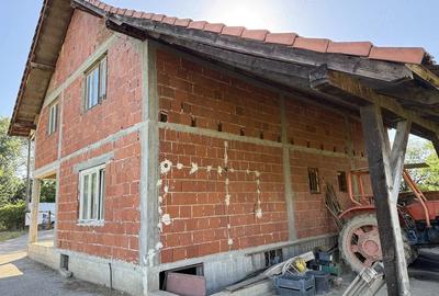 Casă cu Teren 2500 Mp în Central
