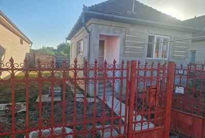 Casă cu 2 camere cu Teren 2 Mp în Central
