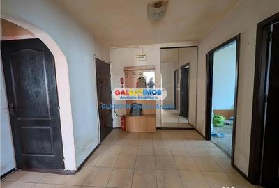 Apartament cu 4 camere semidecomandat în Central