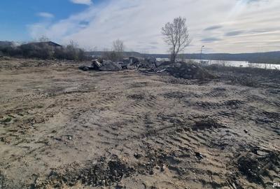 Teren de 4200 mp, în Gura Văii - 2