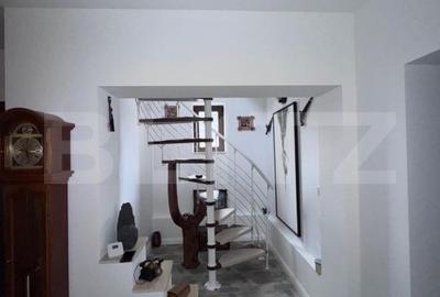 Casă cu 4 camere cu Teren 814 Mp în Central - 1