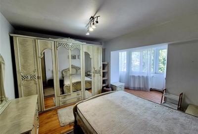 Apartament cu 3 camere decomandat în Nicolina
