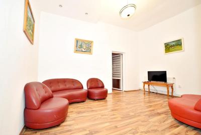 Apartament cu 3 camere semidecomandat, mobilat în Central
