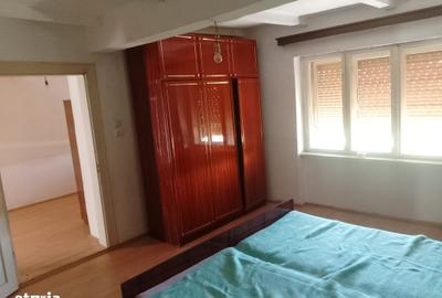 Casă cu 3 camere cu Teren 3500 Mp în Central - 1