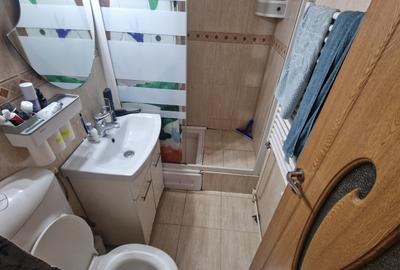 Apartament cu 3 camere semidecomandat în Tractorul - 8