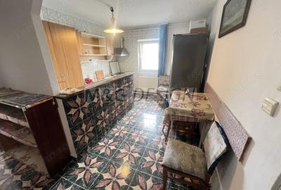 Apartament cu 3 camere decomandat în Girocului