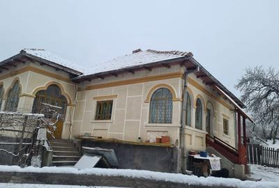 Casă cu 3 camere în Aluniș