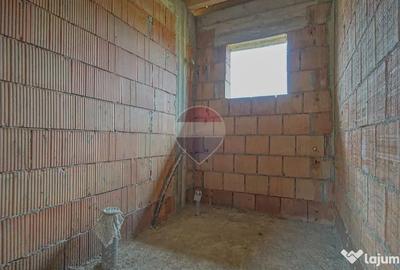 Casă cu 4 camere cu Teren 365 Mp în Hălchiu