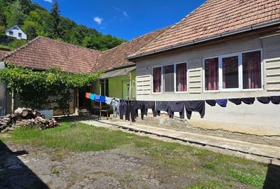 Casă cu 4 camere cu Teren 400 Mp în Central