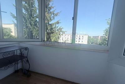 Apartament cu 2 camere semidecomandat, mobilat în Tractorul - 13