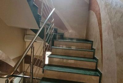 Casă cu Teren 2001 Mp în Central - 12