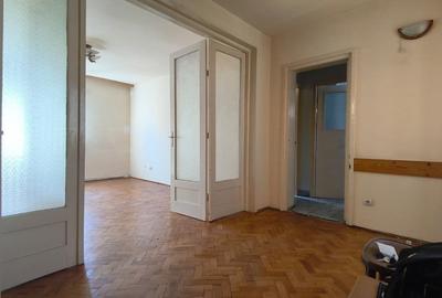 Apartament cu 4 camere semidecomandat în Piața Centrală