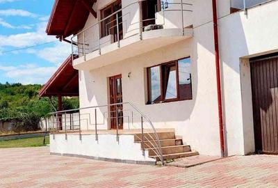 Casă cu 4 camere cu Teren 527 Mp în Racovița