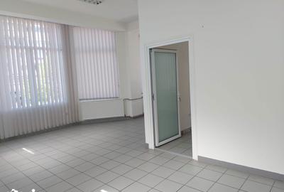 Spațiu comercial, de 100 mp, în Central - 3