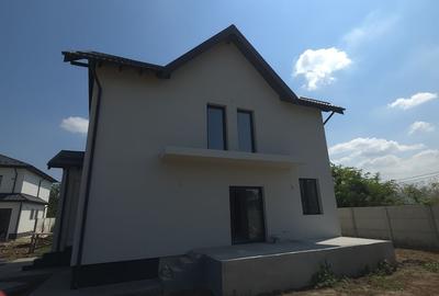 Casă cu 4 camere cu Teren 400 Mp în Domnești
